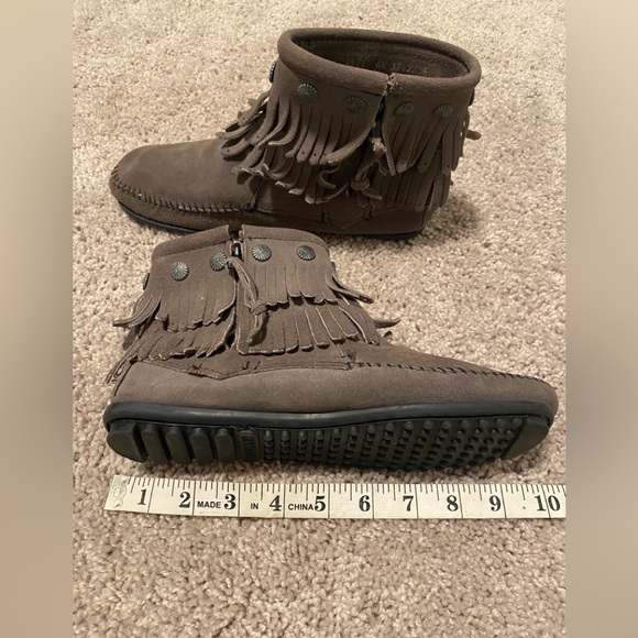 Minnetonka 2 Row Fringe Gray Moccasin Booties - Picture 4 of 6